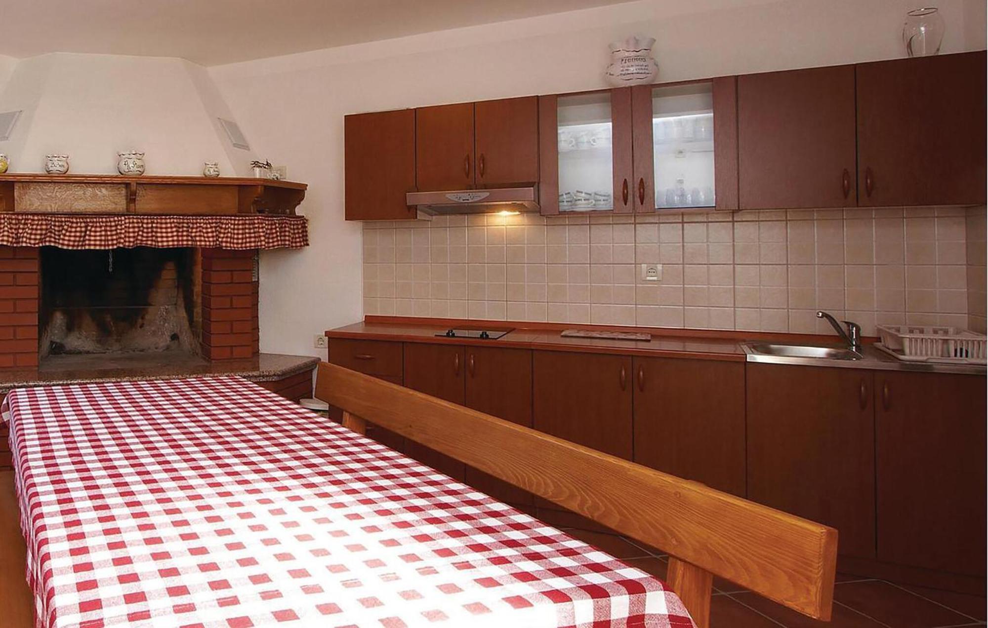 2 Bedroom Awesome Apartment In Plomin Esterno foto