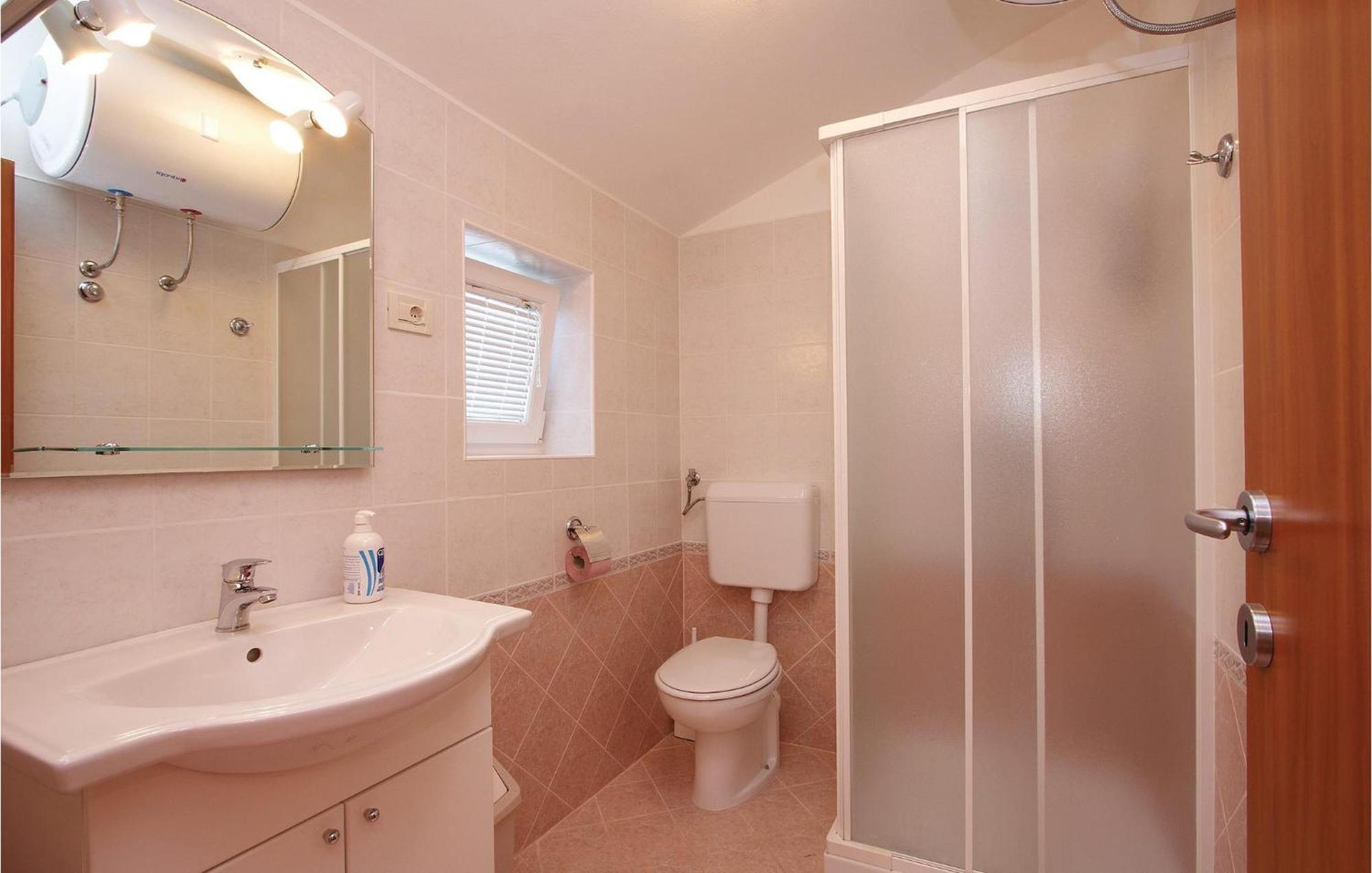 2 Bedroom Awesome Apartment In Plomin Esterno foto