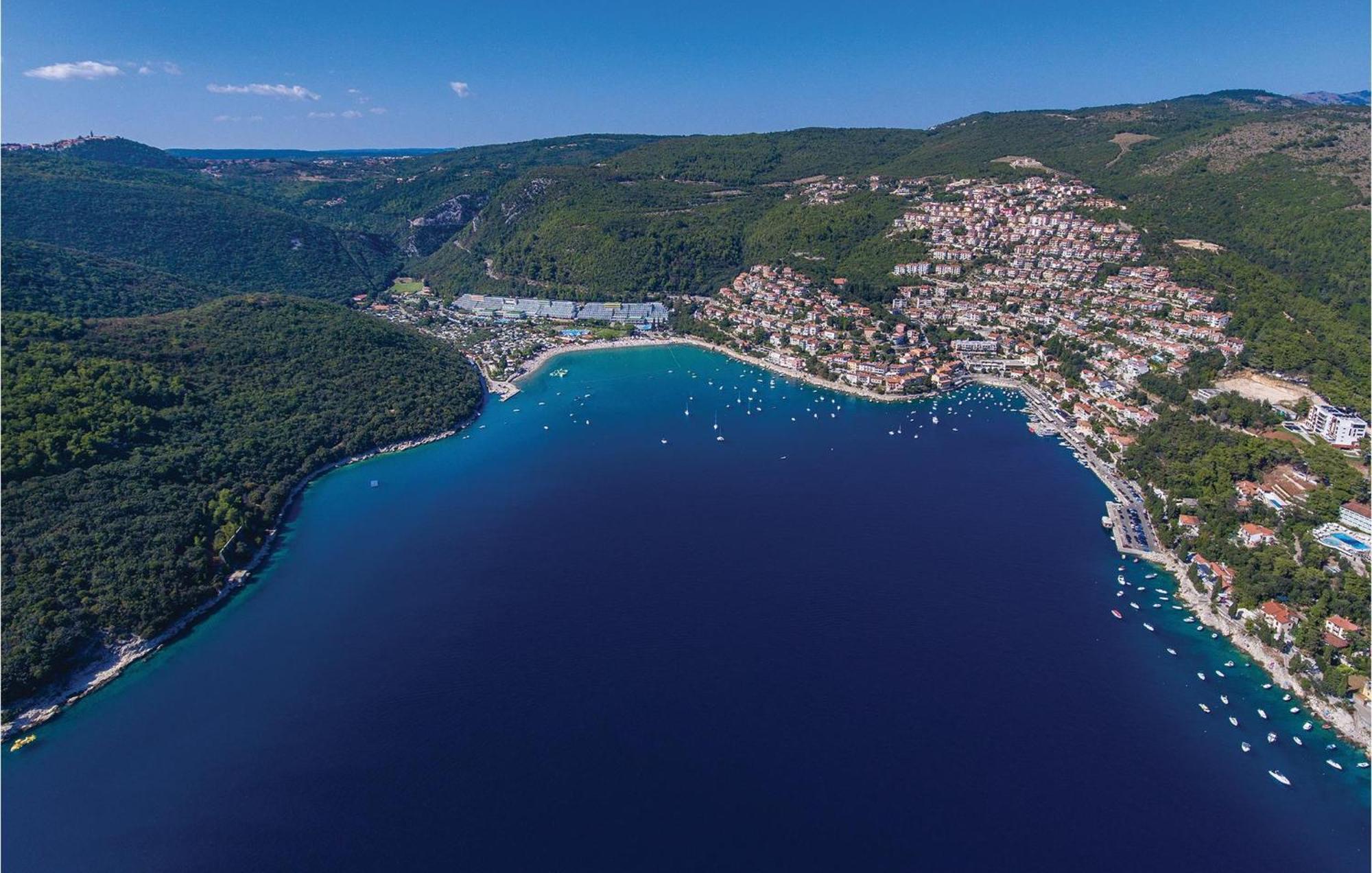 2 Bedroom Awesome Apartment In Plomin Esterno foto