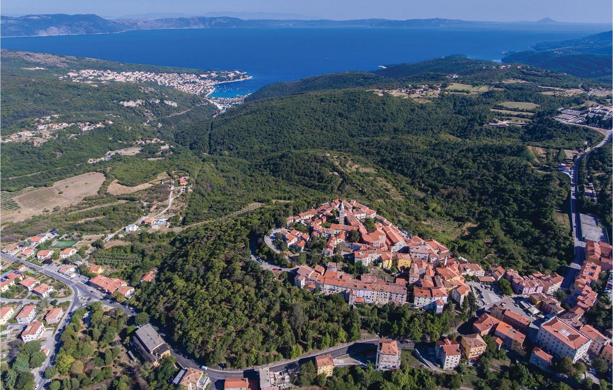 2 Bedroom Awesome Apartment In Plomin Esterno foto