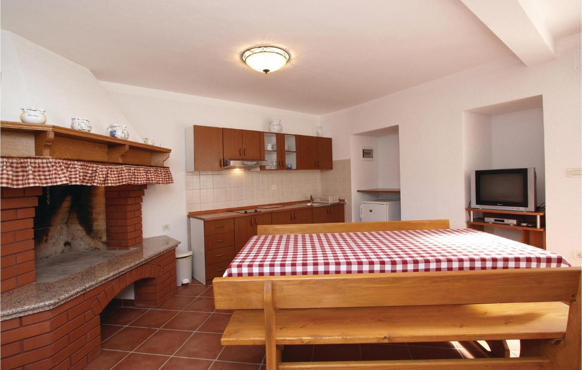 2 Bedroom Awesome Apartment In Plomin Esterno foto